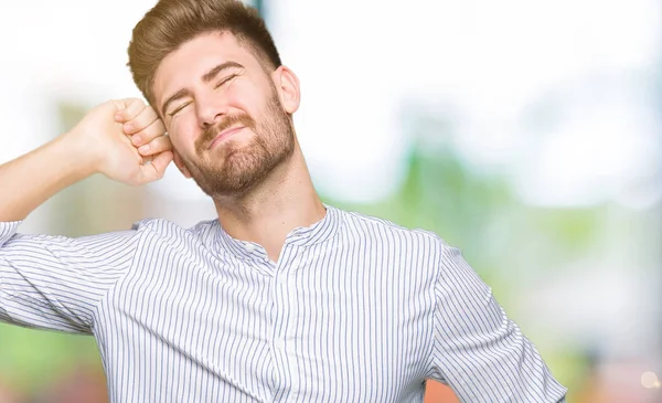 Junger Gutaussehender Mann Der Sich Zurückstreckt Müde Und Entspannt Schläfrig — Stockfoto