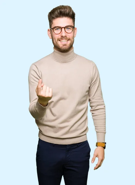 Joven Hombre Negocios Guapo Con Gafas Beckoning Ven Aquí Gesto — Foto de Stock