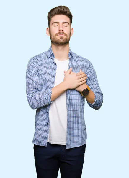 Joven Hombre Rubio Guapo Con Camisa Casual Sonriendo Con Las — Foto de Stock