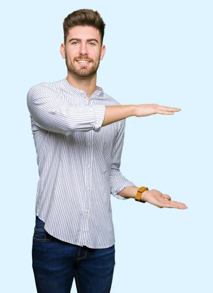 Homem Bonito Jovem Gesticulando Com Mãos Mostrando Grande Grande Sinal — Fotografia de Stock