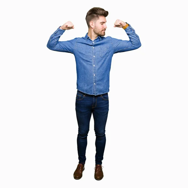 Homem Loiro Bonito Jovem Vestindo Camisa Jeans Casual Mostrando Músculos — Fotografia de Stock