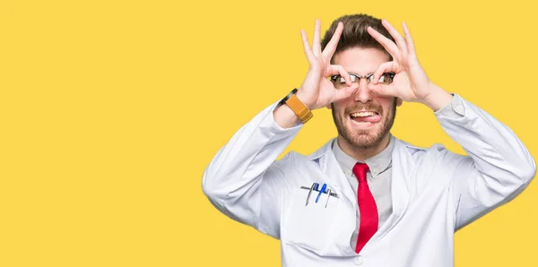 잘생긴 과학자 손가락을 밖으로 쌍안경 제스처를 안경을 — 스톡 사진