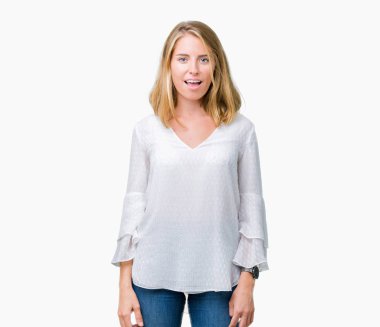 Şüpheci ve alaycı, güzel genç zarif kadın yüzünden şok karşısında izole arka plan açık ağız ile şaşırttı