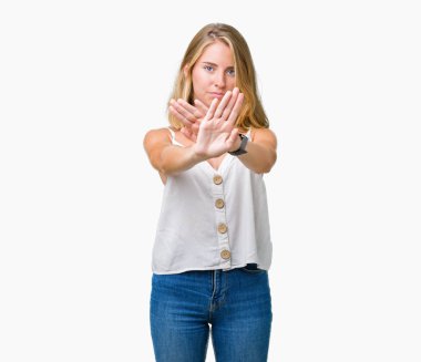 Güzel ve genç birbayan izole arka plan ret ifade geçiş silah ve avuç içi eksi işareti, kızgın surat yapıyor