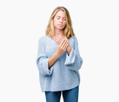 Elleri ve parmakları, artrit inflamasyon izole arka plan acı acı üzerinde mavi kazak giyen güzel genç kadın