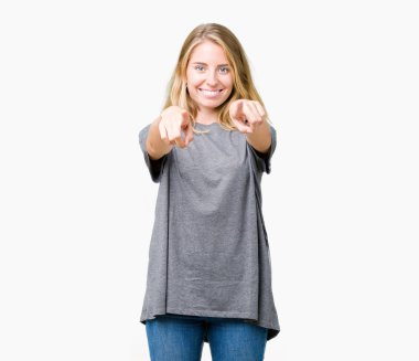 Güzel genç kadın giyiyor büyük boy rahat t-shirt üzerine izole arka plan size işaret ve parmaklar, kamerayla olumlu ve neşeli gülümseyen