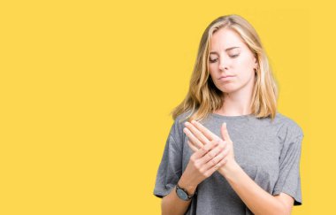 Elleri ve parmakları, artrit inflamasyon izole arka plan acı acı üzerinde büyük boy rahat t-shirt giyen güzel genç kadın