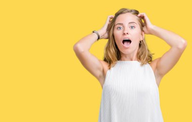 Güzel genç zarif kadın üzerinde arka plan deli izole ve baş, korkuyor ve açık ağzı ile şok sürpriz elleriyle korkuttu