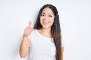 Güzel esmer kadın hareketi el ile mutlu yaşasın yapıyor izole arka plan yüzünden. Kameraya bakarak başarı gösteren ile ifade onaylama.