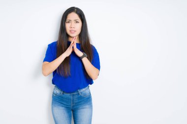 İzole arka plan üzerinde güzel esmer kadın yalvarıyor ve yüz üzerinde umut ifade ile birlikte eller ile dua çok duygusal ve endişeli. Affedilmesini istiyorum. Din konsepti.