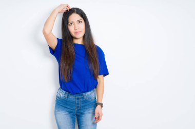 İzole arka plan üzerinde güzel esmer kadın şaşırtmak ve soru hakkında merak ediyorum. Şüphe ile belirsiz, baş el ile düşünme. Pensive kavramı.