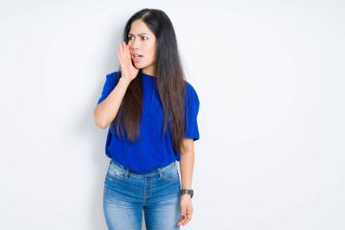 İzole arka plan üzerinde güzel esmer kadın bağırmak ve ağzına el ile yan gürültülü çığlık. İletişim konsepti.