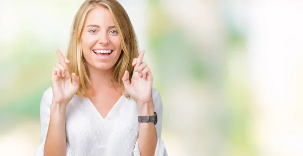 Hermosa Joven Elegante Mujer Sobre Fondo Aislado Sonriendo Cruzando Los — Foto de Stock