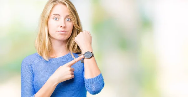 Mooie Jonge Vrouw Blauwe Trui Dragen Geïsoleerde Achtergrond Haast Wijzende — Stockfoto