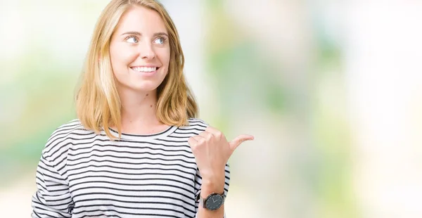 Hermosa Mujer Joven Con Rayas Suéter Sobre Fondo Aislado Sonriendo —  Fotos de Stock