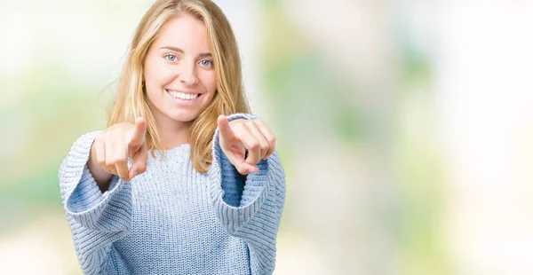 Piękna Młoda Kobieta Noszenia Białym Tle Niebieski Sweter Tło Pointing — Zdjęcie stockowe