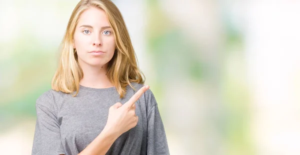 격리를 캐주얼 티셔츠 얼굴을 보여주는 쪽으로 손으로 손가락으로 — 스톡 사진