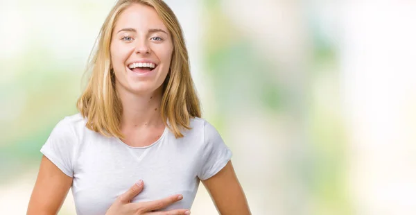 Mulher Bonita Vestindo Camiseta Branca Casual Sobre Fundo Isolado Sorrindo — Fotografia de Stock