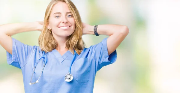 Bella Giovane Donna Medico Indossa Uniforme Medica Sfondo Isolato Relax — Foto Stock