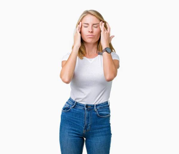 Hermosa Mujer Joven Con Camiseta Blanca Casual Sobre Fondo Aislado — Foto de Stock