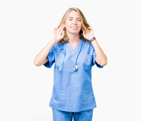 Krásný Mladý Lékař Žena Nosí Uniformu Zdravotní Izolované Pozadí Snaží — Stock fotografie