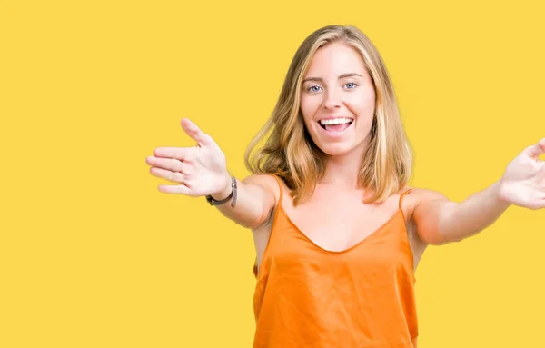 Hermosa Joven Con Camisa Naranja Sobre Fondo Aislado Mirando Cámara —  Fotos de Stock