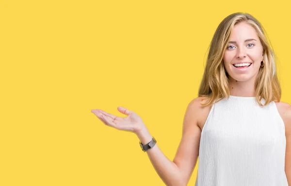 Hermosa Joven Elegante Mujer Sobre Fondo Aislado Sonriendo Alegre Presentación —  Fotos de Stock