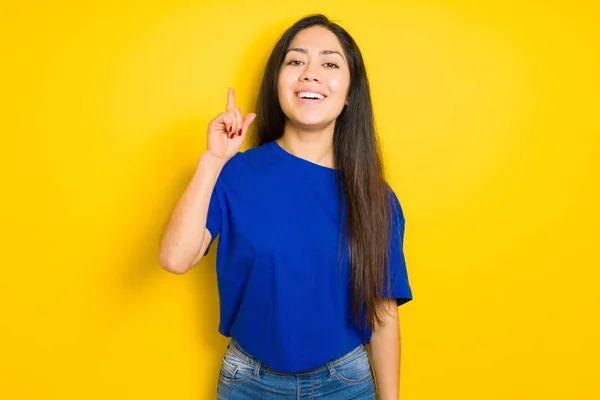 Mooie Brunette Vrouw Dragen Blauw Shirt Gele Geïsoleerde Achtergrond Wijzende — Stockfoto