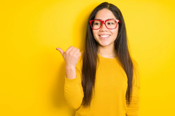 Schöne Brünette Frau Mit Roter Brille Über Gelbem Isoliertem Hintergrund — Stockfoto