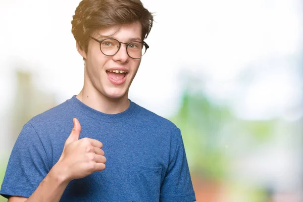 Joven Hombre Guapo Con Gafas Sobre Fondo Aislado Haciendo Gesto — Foto de Stock