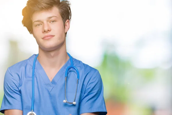 Joven Doctor Vistiendo Uniforme Médico Sobre Fondo Aislado Sonriendo Con — Foto de Stock