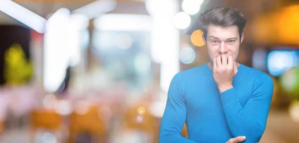 Ung Stilig Man Klädd Blå Tröja Över Isolerad Bakgrund Ser — Stockfoto