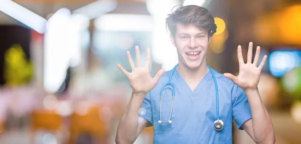 Junger Arzt Medizinischer Uniform Vor Isoliertem Hintergrund Der Mit Den — Stockfoto