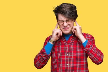 Yüksek sesle müzik gürültü rahatsız ifade parmaklarıyla kulaklarıyla kapsayan izole arka plan üzerinde gözlük takan yakışıklı delikanlı. Sağır kavramı.