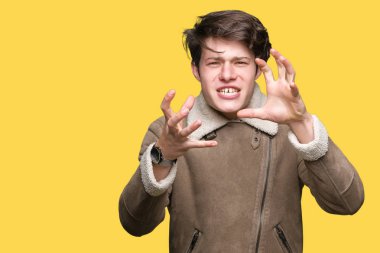 Üzerinde kış ceket giyen genç yakışıklı adam arka plan boğazlamak istiyor eller öfke ile sinirli bağıran kızgın bağırıyor izole