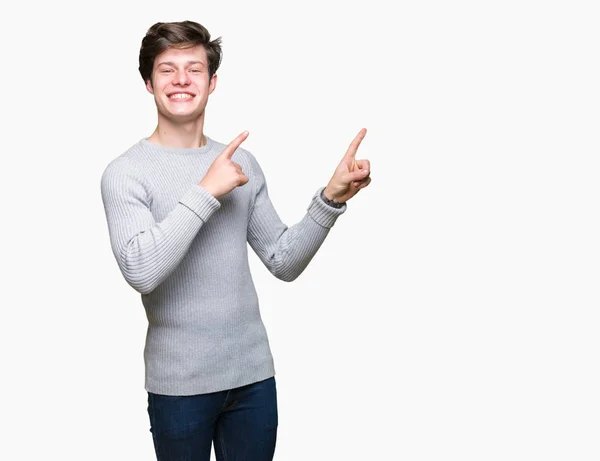 Joven Hombre Guapo Con Suéter Invierno Sobre Fondo Aislado Sonriendo — Foto de Stock