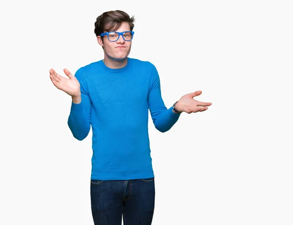 Junger Gutaussehender Mann Mit Blauer Brille Vor Isoliertem Hintergrund Ratlos — Stockfoto