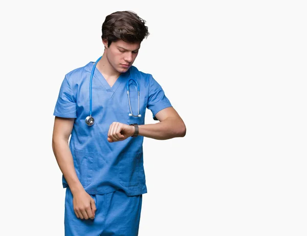 Unga Läkare Bär Medicinsk Uniform Över Isolerade Bakgrund Kontrollera Tiden — Stockfoto