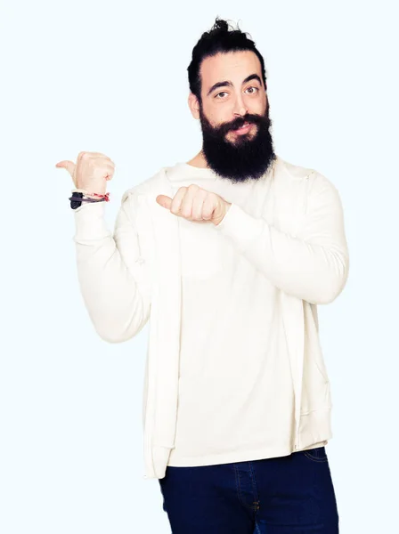 Homem Jovem Hipster Com Cabelos Longos Barba Vestindo Camisola Esportiva — Fotografia de Stock