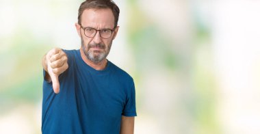 Mutsuz ve kızgın ret gösterilen ve başparmak aşağı hareketi ile negatif seyir izole arka plan üzerinde gözlük nedir yakışıklı orta yaş ağarmış komuta sizde. Kötü ifade.