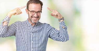 Hem el parmak, harika bir fikir ya da düşünce, iyi hafıza ile baş gösteren gülen yakışıklı orta yaş zarif komuta sizde gözlük izole üzerinde arka plan