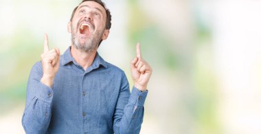 Yakışıklı orta yaş zarif komuta sizde izole arka plan üzerinden hayran ve yukarıya bakıp parmakları ile işaret şaşırttı ve silah kaldırdı.