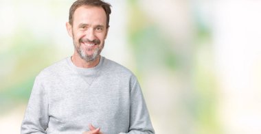 Üzerinde bir kazak giyen yakışıklı orta yaş üst düzey adam arka plan eller birlikte izole ve rahat ve neşeli gülümseyen parmak çarpı işareti. Başarı ve iyimser