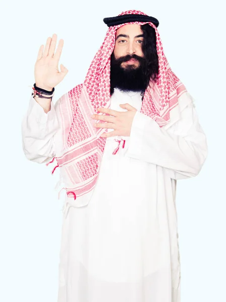 Człowiek Biznesu Arabskiego Długich Włosów Noszenia Tradycyjnych Kefija Szalik Przeklinanie — Zdjęcie stockowe