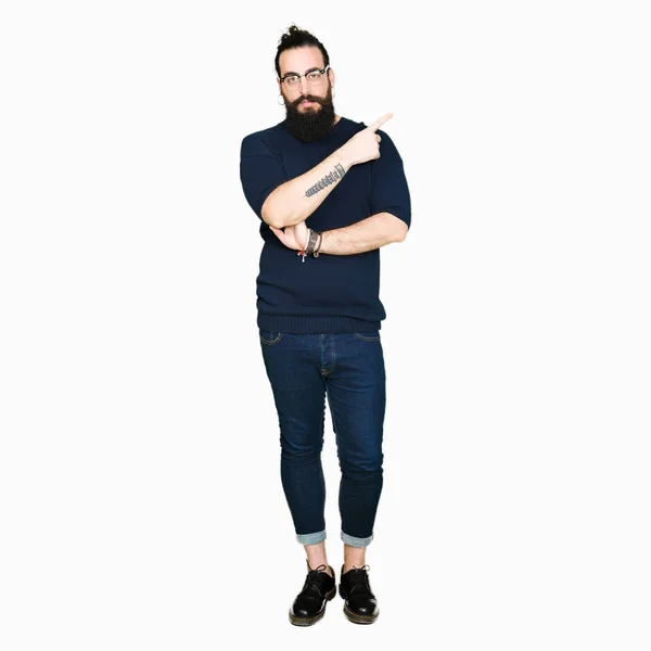 Νέοι Hipster Άνδρα Μακριά Μαλλιά Και Γένια Φορώντας Γυαλιά Κατάδειξης — Φωτογραφία Αρχείου