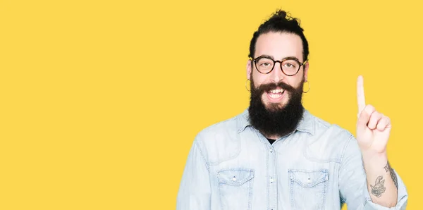 Jonge Hipster Man Met Lange Haren Baard Dragen Van Een — Stockfoto