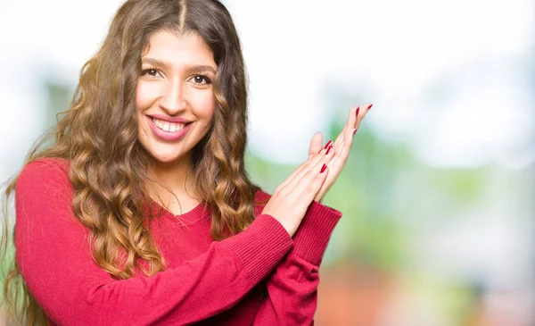 Joven Hermosa Mujer Vistiendo Suéter Rojo Aplaudiendo Aplaudiendo Felices Alegres — Foto de Stock