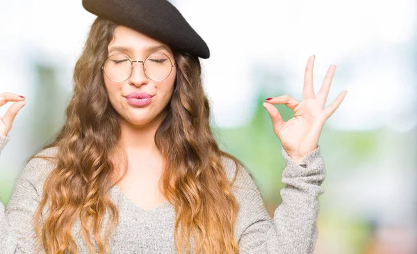 Hermosa Joven Con Gafas Boina Moda Relajarse Sonreír Con Los —  Fotos de Stock