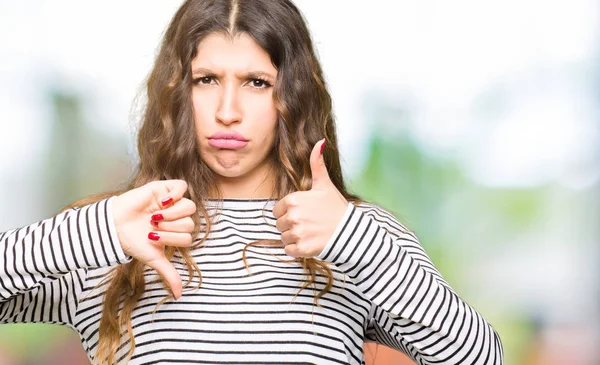 Giovane Bella Donna Che Indossa Maglione Righe Fare Pollici Giù — Foto Stock