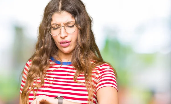 Joven Hermosa Mujer Con Gafas Comprobación Hora Reloj Pulsera Relajado —  Fotos de Stock